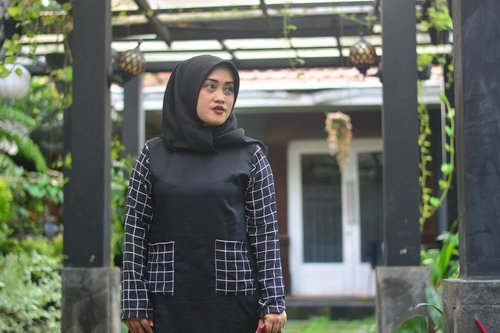 If you can change your perception, you can change your emotion and this can lead to new ideas. ~ Edward de Bono 
#lisnamotret #clozetteid #quoteoftheday #hijab #style #fashion #monochrome