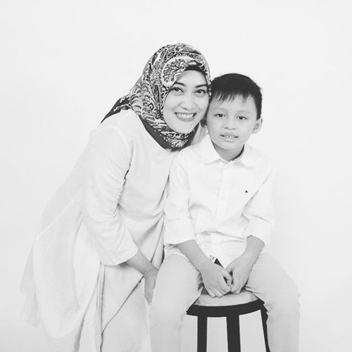 There has never been, nor will there ever be, anything quite so special as the love between the mother and a son. 💗💋 #clozetteid #mommyblogger #motherhood #kidsofinstagram #darelladhibrata #blackandwhite #socialmediamom #motherhoodquotes