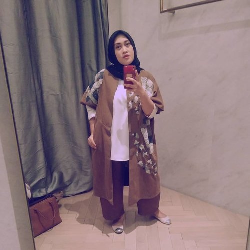 My #mondaymood 💞#clozetteid #ootd #modestfashion #hijabstyle #fashiongram #ootdhijab #andiyaniachmad #outerhijab #casualoutfit