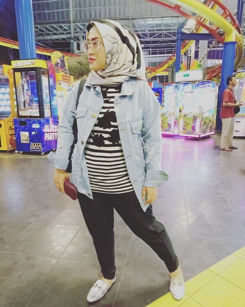 Sesungguhnya foto ini diambil sesaat sebelum Bunda top up kartu permainannya #darelladhibrata di Trans Mart. Mumpung #instagramhusband lagi mauan dimintain poto kan ye 😅#tapfordetails #clozetteid #hijabstreetstyle #ootd #ootdfashion #hijabootdindo #hijabstyle #stylediary #styleblogger #socialmediaqueen #andiyaniachmad #lifestyleblogger #stylediary #hijabfashion #wiwt #casualstyle #jacketjeans #pleatspants