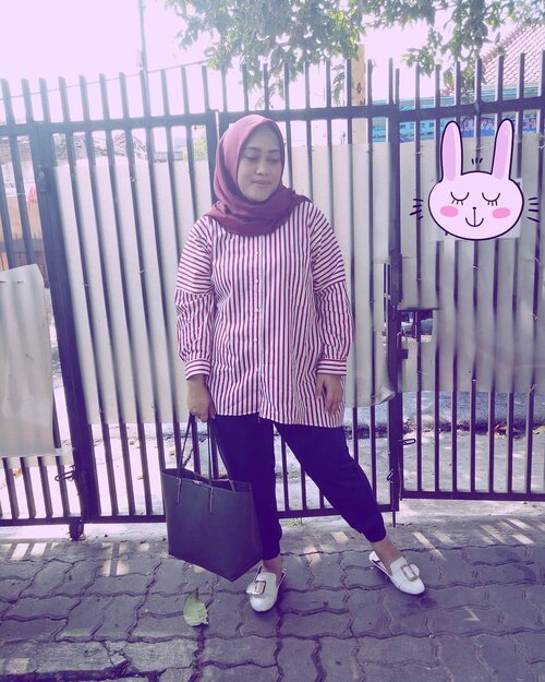 Pake baju warna merah biar seger aja sih 😁 daily stripped top by @iymelsayshijab.id & shawlnya dari @ra_info 💞 Selamat hari Rabu, alhamdulillah udah mendingan mengarah ke sembuh. Semoga harimu gak sendu yaaa (biar rhyming aja sih 😁 trus malah gagal 😅) #clozetteid#ootd #wiwt #wednesdaymood #yangbajumerahjangansampelolos #hijabinspiration #streetstyle #streetstylefashion #hijabstreetstyle #andiyaniachmad