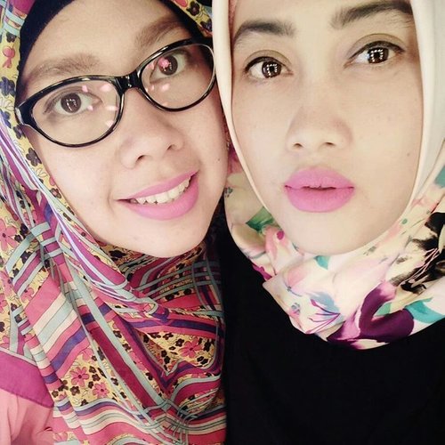 We both are trying @purbasari_indonesia Hi-Matte Lip Cream Hydra Series shade No. 4, and yes it's so pink! 💋

#clozetteid #purbasari #purbasarimatte #purbasarihighmattelipcream #femaledailynetwork #femaledailybeauty #JakartaBeauty2017