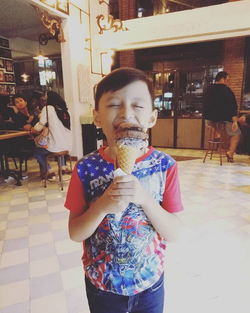 Look how he enjoying his @tempogelato @il.del.tempo.gelato so much! 🍦😍 #clozetteid #darelladhibrata #kidsfashion
#kidsstylezz #kidsofinstagram #socialmediamom #tempogelatojogja #instafood #bridestoryxraisahamish #BAE