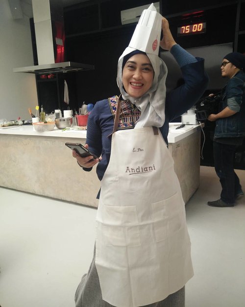 Happy me wearing this apron made exclusively from @ltruofficial 😍😍😍 #clozetteid #ltru #ltruofficial #helloltru #happyme #stylediary #indonesianhijabblogger