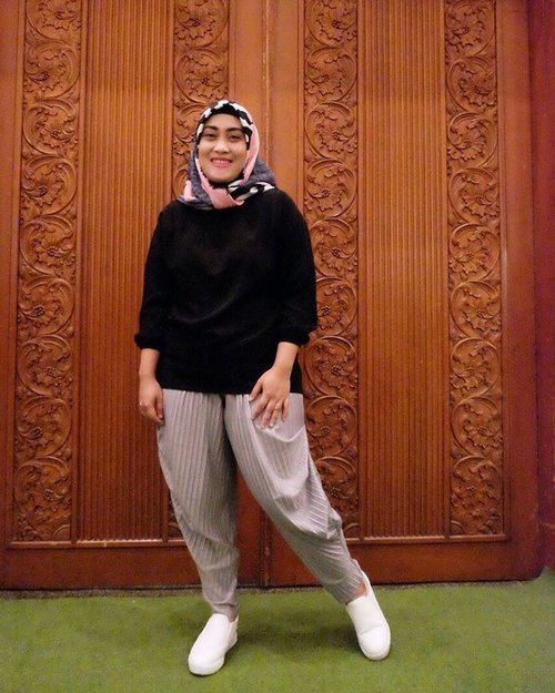 Can't get enough of #ootd pose? 😎 📷 @lisna_dwi

#clozetteid #lisnamotret #terfujilahlisna #ootd #hijabstyle #hijabfashion #stylediary #stealmystyle #pleatspants #hijabootdindo #fashionpeople