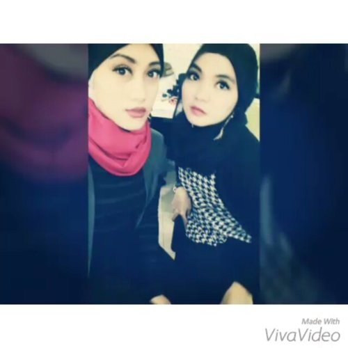 Independent Girl @andinarivani#us #friendship #sisters #streetstyle #halloween #ootd #stylediary #hijabfashion #hijabi #ahensilife #bouncheid #instafashion #andiyanipics #mydigitalescape #clozetteid #socialmedia