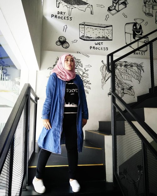 'No one is you and that is your super power, beb' 😉💃 #clozetteid #saturdaystyle #hijabstyle #hijabfashion #ootdhijab #blessed🙏 #alhamdulillah #thankful #believeinyourself #andiyaniachmad #denimshirt #casualstyle