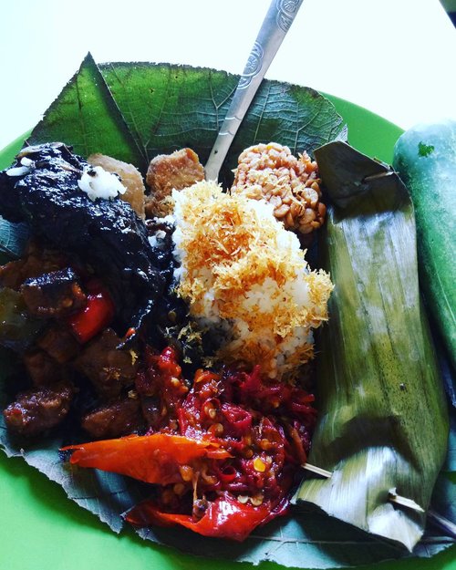 Today's lunch, Nasi Jamblang Bu Nur 😍😍😍 #ClozetteID #foodism #foodgasm #wisatakulinercirebon #JelajahEnergiCirebon #doyanmakan #kulinerasik #kulinercirebon #instafood #foodporn #foodie
