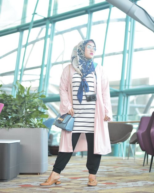 Looking fabolous with this lovely outer from @rjbyroswitha 💞😍💯 #clozetteid #ootd #rjladies #stylediary #lisnamotret #andiyaniachmad #ootdinspiration #hijabtraveler #hijabstyle #fashion #fashion101 #fashionpeople #lifestyleblogger #singaporetrip #changiairport