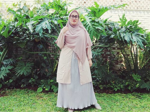 While people might criticize you or give you a hard time, Allah (Swt) knows what is in your heart and what truly goes through your mind.

Remember this: Trust Allah and Allah will light the way :) #clozetteid #ootdhijabindonesia #ootdhijab #andiyaniachmad #stylediary #styleblogger #modestfashionblogger #fashiongram #trustinallah #trustallah #hijrahmuslimah