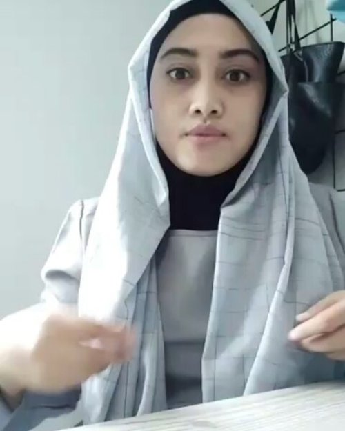 #hijabtutorial kali ini lebih nyaman menggunakan shawl pashmina berbahan viscose ataupun katun.

Caranya: 
1. Ratakan pashmina kiri dan kanan 
2. Sematkan pentul ataupun bros di tengah
3. Tarik sisi kanan ke atas lalu sematkan dengan pentul
4. Lakukan yang sama untuk sisi sebelah kiri
5. Voila, jadi deh. Model hijab ini bisa kamu pakai untuk formal, ke kantor ataupun hang out 😊

Semoga bermanfaat ya 😘

#tutorialhijab #videotutorialhijab #clozetteid #clozettehijab #stylediary #lifestyleblogger #ihblogger