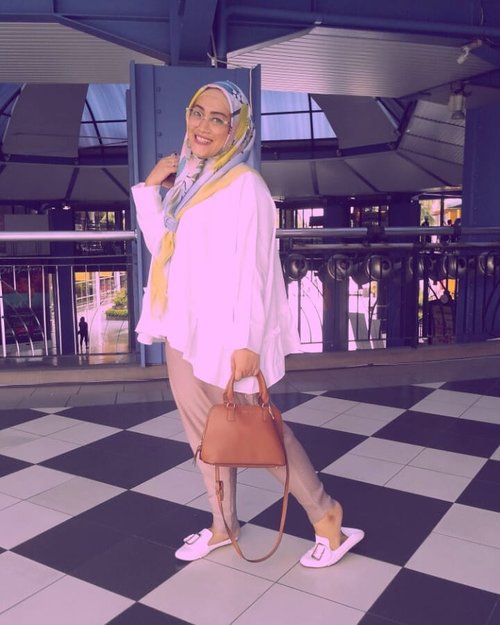 Jadi hari ini mau ajak aku kemana beb? 😁#clozetteid #stylediary #andiyaniachmad #hijabinspiration #modestfashion #hijabstreetstyle #streetstylefashion #sundayvibes #ootd