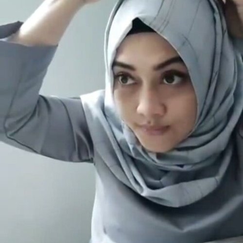 ・・・
#hijabtutorial kali ini lebih nyaman menggunakan shawl pashmina berbahan viscose ataupun katun.

Caranya: 
1. Ratakan pashmina kiri dan kanan 
2. Sematkan pentul ataupun bros di tengah
3. Tarik sisi kanan ke atas lalu sematkan dengan pentul
4. Lakukan yang sama untuk sisi sebelah kiri
5. Rapihkan dan Voila, jadi deh. Model hijab ini bisa kamu pakai untuk formal, ke kantor ataupun hang out 😊

Semoga bermanfaat ya 😘

#tutorialhijab #videotutorialhijab #clozetteid #clozettehijab #stylediary #lifestyleblogger #ihblogger #tutorialhijabsimple #videotutorialhijabku