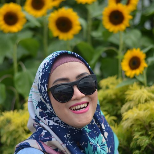 New (better) version of me #1302 #ClozetteID #AndiyaniAchmad #StyleDiary #LifestyleBlogger #SocialMediaQueen #february #tbt #bts #thankful #changiairport #sunflowergarden #singaporetrip #visitsingapore