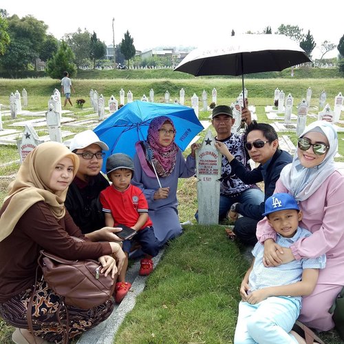 Lebaran hari kedua ke makam buyutnya #darelladhibrata di Taman Makam Pahlawan, Bandung. 
#clozetteid #idulfitri1439h #iedmubarak1439h #lebaran2018 #mudik2018 #family #bandung