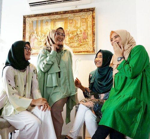Ibu-ibu arisan 😍 All wearing tops by @fixpose 😘#clozetteid #lifestyleblogger #friendship #ihblogger #indonesianhijabblogger #fashionblogger #hijabstyle #hijabsquad #stylediary #socialmediaqueen #hijabifashion