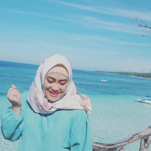 Untuk bisa foto dengan background indahnya warna biru air laut di #tanjungbira #bulukumba ini. Butuh waktu sekitar 7 jam dari Makassar melalui jalan Hassanuddin dengan jarak tempuh sekitar 200km. Trus ngapain aja di sepanjang perjalanan darat? Part 4 cerita #MakassarTrip udah ada di blog beb. Klik link hidup di bio aku ya 😉#clozetteid #andiyaniachmad #lifestyleblogger #hijabtraveler #travelinstyle #mondaymood #tanjungbirabeach #bulukumbakeren #vitaminsea🌊 #kangentraveling #canoneosm10