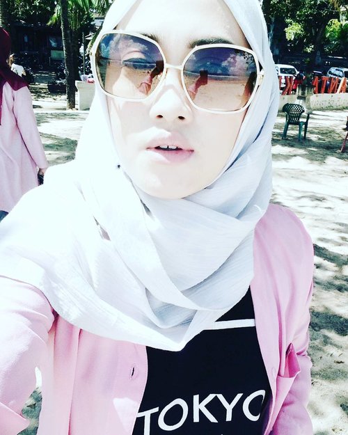 Do you see what I see? 
#bouncheid #bounchesummerescape #selfie #takenbyoppo #oppor7s #stylediary #travelinstyle #travelwithstyle #hijabtraveller #clozetteid #clozettehijab #andiyanipics #lifeofablogger #lifestyleblogger