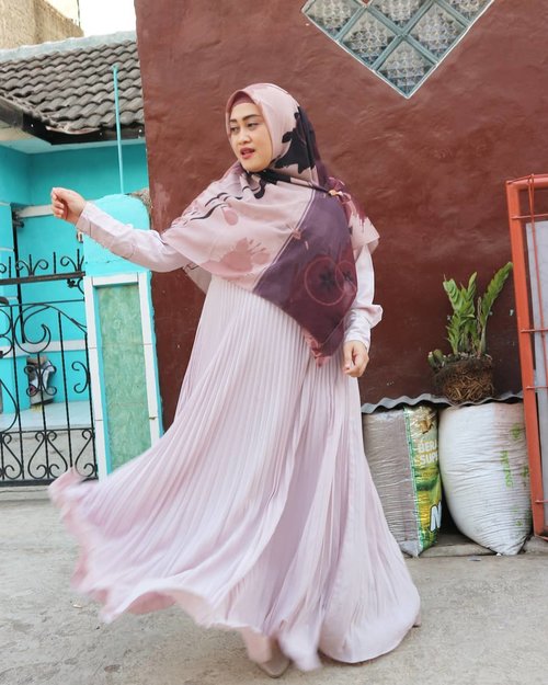 Sesungguhnya, buat mendapatkan foto swing-swing games ala selebgram hijabers itu butuh usaha luarbiasa & kesabaran ekstra. Apalagi kalo yang motoin suami sendiri. Beuuh, kalo gak sabar-sabar mah...bhay! Bisa makan ati dan hasilnya zonk lah 😅🤣 Btw aku udah niat banget abis gajian ini mau beli pleated dress Bella Luna warna dusty purple atau dusty pink (ada gak sih warna ini 😁) Kalo udah suka sama model baju tertentu, apalagi pleats, kubisa punya beberapa pcs. Yeah, aku emang se freak ituh 😂 apalagi kalo bahannya nyaman kayak cerita-cerita roman picisan. Duh makin cinta deh sama itu dress 😜Sekian curhatan gak penting dan jauh dari berfaedah 🤭#clozetteid #andiyaniachmad #hijabstyle #fashiongram #fashiondaily #modestfashionblogger #styleblogger #stylediary #ootdhijabindonesia #bts