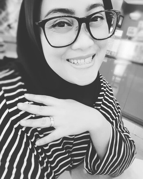 And yet, morning selfie won't kill you, right? 😁 #clozetteid #blackandwhitephotography #bw #stylediary #wednesday #love #selflove #selfie #monochrome #hijab #andiyaniachmad #smile #socialmediaqueen