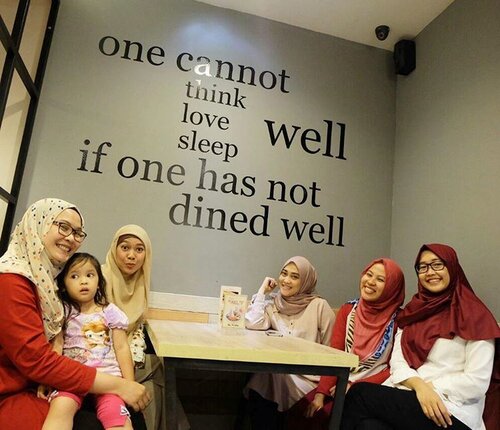 Any given Monday 💋

#mysquadisbetterthanyours #bloggerhoreey #bloggermeetup #lifestyleblogger #lifeofablogger #ihblogger #stylediary #andiyanipics #clozetteid #qualitytime