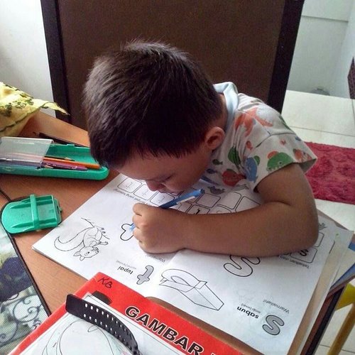 Throwback moment, when Darell 4 years old. ☺ He loves coloring so much! 😍😍😍 #kidsofinstagram #kidsootd #kidstyle #darelladhibrata #clozetteid #motherhoodthroughinstagram #motherhood #mommyblogger #socialmediamom #kidsfashion #anakbujang #kesayanganbunda #mysons