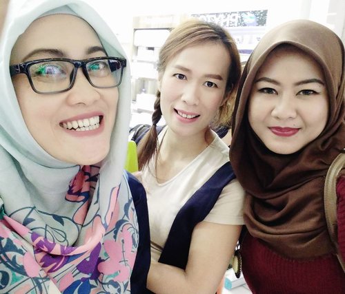 I'm so happy meet these two gorgeous mamah muda 😍😍😍 @glowliciousme @atisatyaarifin. 
Having a chance to meet talented people, oh wait, a super talented multitasking moms is one of the reason why I love being a blogger.

#mommyblogger #socialmediamom #beautyblogger #lifestyleblogger #clozetteid #lifestyle #womanempowerment