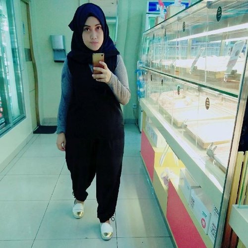 Me love #mirrorselfie 😁✌ *nasib malu dan nggak enak kalo minta potoin orang kantor* Shawl by @raiaofficialTops by @vstuffoctPants by @mislawebstoreShoes by @dncshoes_bdg #ootd #stylediary #clozetteid #takenbyoppo #oppor7s #hijabstylebyme #style #lifestyleblogger #hijabfashion