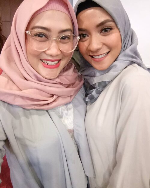 Happy banget bisa selfie sama idola masa kecil @ennolerian_ 😍  cantik & humble 😊

Btw di foto ini aku pakai turkish shawl dari @ra_info definitely favorit!!! #clozetteid #tuesdaymood #selfie #andiyaniachmad #lifestyleblogger