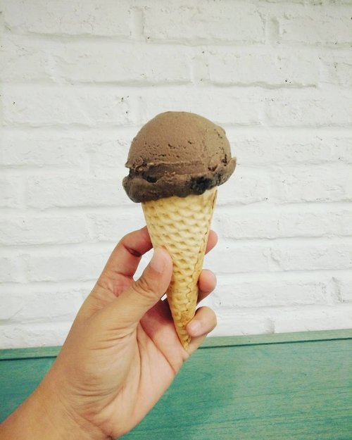 Ice cream on Sunday 💋❤ #northpolecafe #gandariacity #foodporn #beverageporn #stylediary #andiyanipics #lifeofablogger #sundays #icecream #takenbyoppo #oppor7s #oppoindonesia #clozetteid