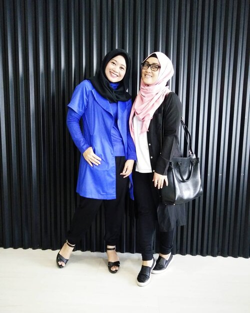 1st time meeting @lisna_dwi #tbt, she was wearing full makeup with her red lips. While me, wearing 0, zero, no makeup 😅 Jadi tau kan siapa yang racunin eike buat makeup? 🙄😝 #clozetteid #bestfriendgoals #friendwithbenefits #lifestyleblogger #tuesdaymood #temendemenracuninmakeup #2016