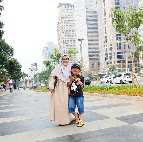 Susah beut ngajakin #darelladhibrata foto #ootd, mumpung sepi inih pedistrian walk di Sudirman. Cakep ya beb kalo Jakarta sepi begini. Sayang pas liburan lebaran nanti gak bisa nikmatin 💃🏻💕 #clozetteid #momblogger #momandson #kidsofinstagram #kidstyle #Jakartamenjelanglebaran