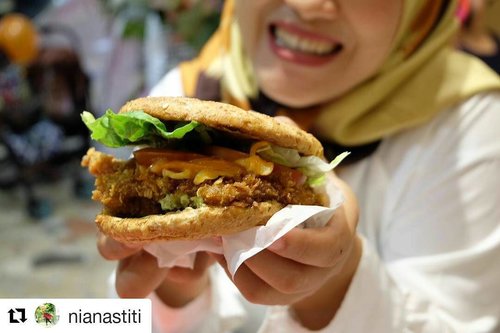 #Repost @nianastiti with @repostapp
・・・
Happy Luncheon at @mamjkt #MamYuk . El-Patron burger ini enyak. Kami nyobain tadi siang sebelum orang2 berdatangan karena ada promo free 100 burgers. Ayamnya yg gurih dan crunchy pas dipadu dengan sayur mayur, saus khusus ala Mam dan patty yang beda dari biasanya, terbuat dr pure gandum. Fast food yang lumayan sehat 😋😋😋
.
.
#clozetteid #burger #elpatron #mamjkt #mamyuk #luncheon #happylunch #burgerjunkies #burgerlover #healthyburger #healthyfood #kulinerjakarta #elpatronburger #foodnesia #kulinerjaksel #terfujilah #ggrep #ggrepfoodie