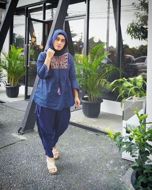 God gives you pain to make you learn how to be strong. Stay positive, never give up, and always be grateful! 💕 ••Selamat Malam Sabtu bagi yang merayakan 💋 ••#clozetteid #ootd #hijabstyle #hijabfashion #quoteofday #socialmediaqueen #mommyblogger #lifestyleblogger #hijabi #streetstyle