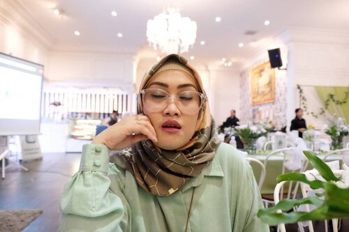 My Monday's expression be like 😞😪 Siape lagi kan ye yg selalu berhasil candid muka gue dlm keadaan apapun, cuman #lisnamotret laahh! @lisna_dwi #clozetteid #stylediary #ohnoitsmonday #andiyaniachmad #lifestyleblogger #ahensilife #socialmediaqueen #socialmediamom
