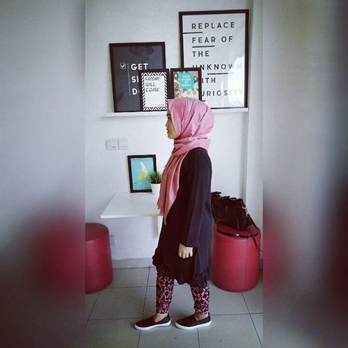 #ootd #thursday #ahensilife #hijab #bouncheid #stylediary #andiyanipics #hijabfashion #mydigitalescape #socialmediamarketing #stradivarius #fashionhijab #lookbook #clozetteid #editorial #socialmediaqueen
