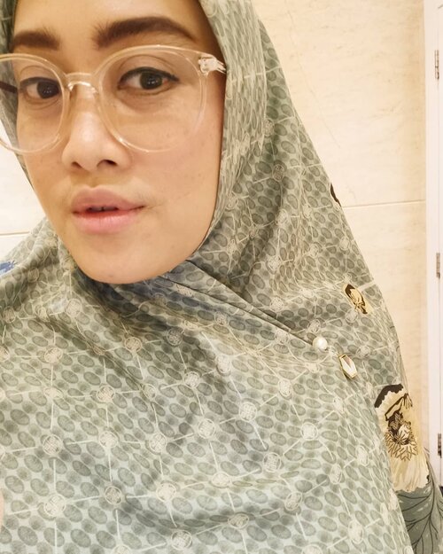 Skill #selfie menurun ke level pemula... Bhaiiqquuee bebs 😅 
Eunioa Shawl by @ra_info
Tuspin by @mannequin_id 
#clozetteid #saturdayvibes #saturday #andiyaniachmad