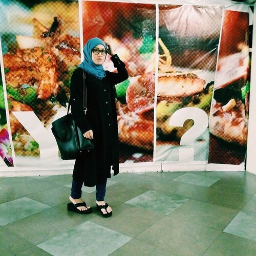 Easy.Sunday.Love#stylediary #ootd #hijab #clozetteid #sunday #stylestar #fashion #vscocam #socialmediamarketing #andiyanipics #blackandblue #hijabstyle #lookbook #hijabchic #wanitaberhijabindonesia