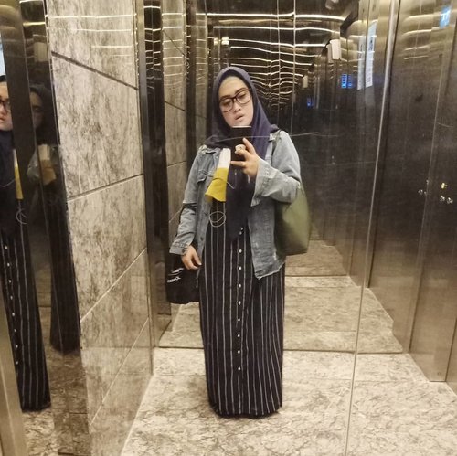 Hiburan aku di kantor sereceh itu emang beb 😅. #mirrorselfie di lift yang sepi 😁 bahagianya tak terkira dapat lift sepi begini. Langsung sighaap ambil HP, meski bawa banyak gembolan + muka abis kena angin sesepoi karena naik #gojek 👻🙊 Ini aku pakai dress @ema.daily, jaket jeans @gfshop.id & shawl @ra_info 💕

#clozetteid #selfieinelevator #oppof11pro #andiyaniachmad #ootdfashion #ootdhijab #styleblogger #socialmediaqueen #mondayvibes #emadaily #ramadan2019 #postingangakpenting #yangpentingposting #yakhaaan