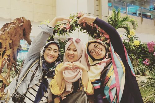 Assalammualaikum ukhti 😍😘 kapan traveling bareng lagi? #kodekeras 😂 Peluk cium buat @lisna_dwi @imusyrifah 🤗💋 semangat kerjanya hari ini. Biar jadi berkah dan mendulang pahala. Aamiin #clozetteid #instagood #hijrahsister #hijrah #love #friendship #monday #style #hijab #socialmediaqueen #sharethelove