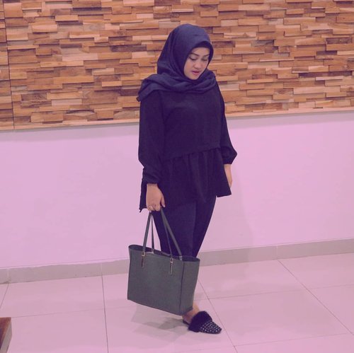 Pose nyari duit jatuh 😆 btw jilbab andalanque ini dari @ra_info 💞 #clozetteid #ootd #hijabfashion #hijabootdindo #stylediary #styleblogger #fashiongram #modestfashion #andiyaniachmad #blueandblacktheme