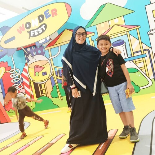 Kenapa w langsingan ya di marih? 😅😑 fix tipuan angle kamera ini mah. Shawl & Abaya from @thehijrahstory #clozetteid #ootd #wonderfest2019 #darelladhibrata #kidsofinstagram #kidstyle #momandson