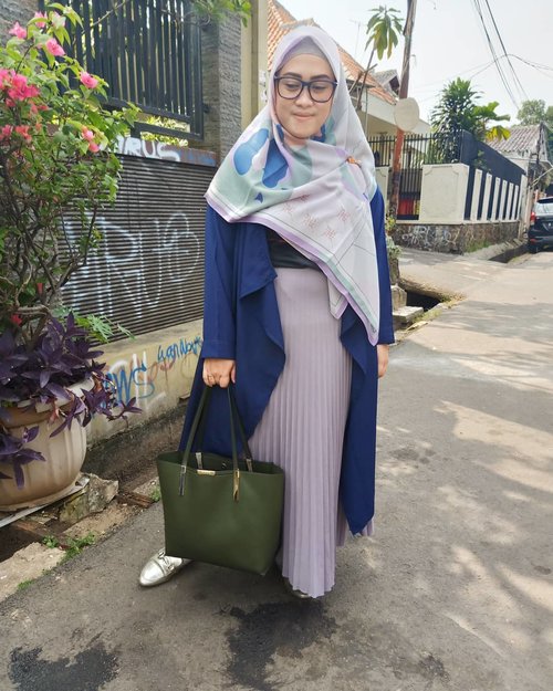 Agak nyesel sih nonton #johnwickchapter3 yang isinya >>>>>>>> 99% Bengis, Brutal, Sadis, Liar & Ngeri.1% Kearifan Lokal, Cita Rasa Indonesia 👻Karena eike penakut, gak bisa liat yang sadis-sadis begitu#clozetteid #styleblogger #stylediary #momblogger #ootd #lifestyleblogger #oppof11pro #andiyaniachmad #hijabstyle #hijabstreetstyle #bts #tapfordetails