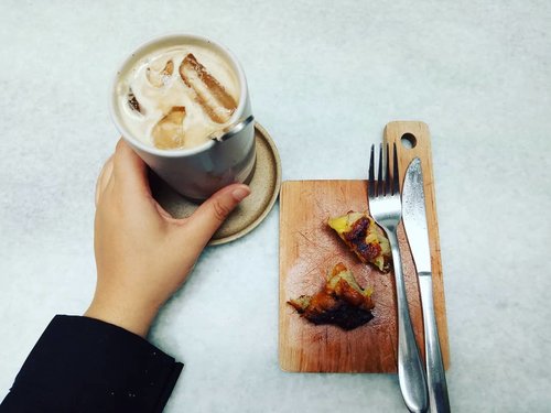 Jadi, makan siang apa hari ini? #pigeonhole #pigeonholecoffee #pigeonholecoffeechapter2 #coffeeshop #coffeeandcake #andiyaniachmad #coffeeholic #lifestyleblogger #clozetteid #coffeeinsta #thursdaymood