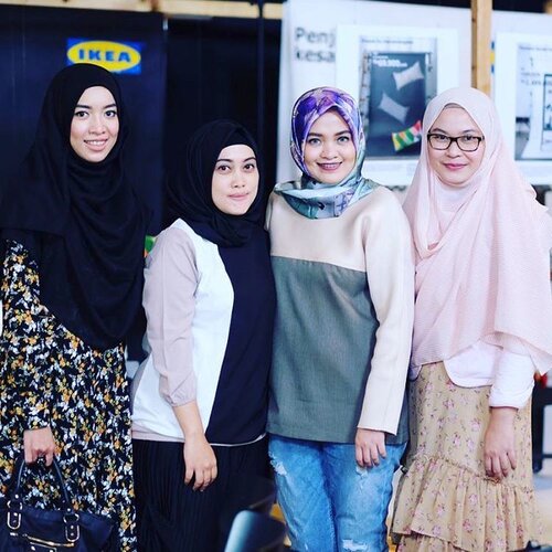 With @ihblogger founders @olanatics @fitriaulia_ ❤❤❤ and mamih @5andranova 😘#ihblogger #indonesianhijabblogger #lifestyleblogger #lifeofablogger #stylediary #bloggerstyle #bloggerlife #clozetteid #clozettedaily #bloggers #tbt❤️ #throwbackthursday #mysquadisbetterthanyours