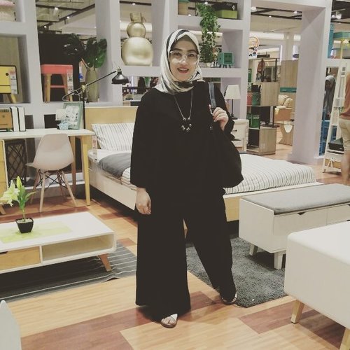 #ootd Lebaran day #4 makin pewe pake #pleatspants model kulot yang lebar banget inih. Cuma kali ini berani pake #redlips alias lipen warna merah merekah yang terinspirasi dari ter sister @lisna_dwi yg selalu kece dengan lipennya 😍💋 #clozetteid #outfitlebaran #eidoutfit #eidmubarak2017 #idulfitri1438h #hijabstyle #hijabi #hijabfashion #styleblogger #socialmediamom #outfitoftheday #ootd #mysignaturestyle #mystyle