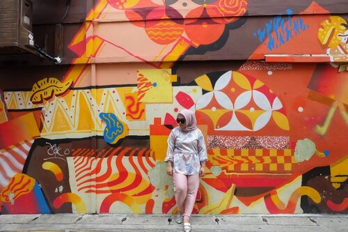 don't let the hard times, get you down!! #streetstyle #flairtales #clozetteid #streetwear #visitsingapore #hijabstyle #hijabfashion #lifestyleblogger #hijabstreetstyle #socialmediaqueen #stylediary #andiyaniachmad #loveyourself