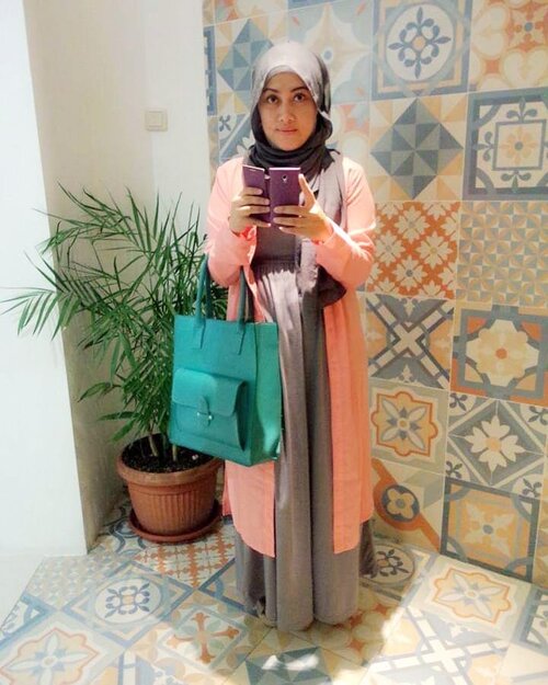 #appreciationpost 💕it's been 9 years since I decided untuk berhijab, tanpa tekanan, tanpa disuruh, murni keinginan dari diri sendiri karena merasa malu sebagai manusia yang kurang syukur atas segala nikmat luarbiasa dariNya 🥺Memahami istiqomah itu berat, maka ingatkan aku duhai #sahabattaat #temanhijrah jangan lelah ya rangkul aku lagi dalam kondisi apapun. Kudoakan yang sama untukmu 🤗“Barangsiapa yang bersandar kepada baiknya pilihan Allah untuknya, maka dia tidak akan mengangan-angankan sesuatu (selain keadaan yang Allah Ta’aala pilihkan untuknya). Inilah batasan (sikap) selalu ridha (menerima) semua ketentuan takdir dalam semua keadaan (yang Allah Ta’aala) berlakukan (bagi hamba-Nya).” (Dalam kitab Al-Bidaayah wan Nihaayah (8/39)).Wallaahu A'lam 🙏🏻#clozetteid