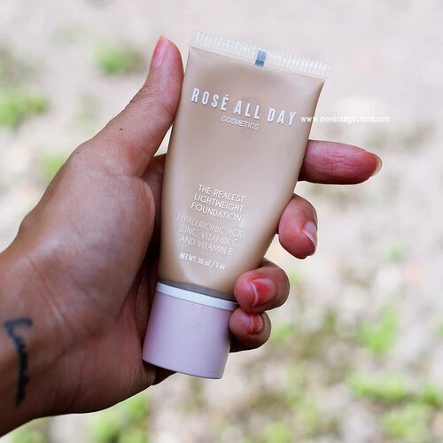 Foundation @roseallday.co ini punya tekstur yg lumayan creamy. Tadinya kupikir bakal kerasa tebel di kulit dan susah diratakan. Tapi nggak loh! Kebalikannya, justru kerasa ringaaaaannn banget dan gampang diblend di kulitku! Dan ketahanannya pun bagus di kulitku yg berminyak ini.
---
Aku udah review selengkap2nya di www.monicaagustami.com, jadi bisa langsung search aja yak di blog! 🥰
---
#bloggerindonesia #bloggerperempuan #clozetteid #jogjabloggirls #review #beauty #beautyreview #beautybloggers