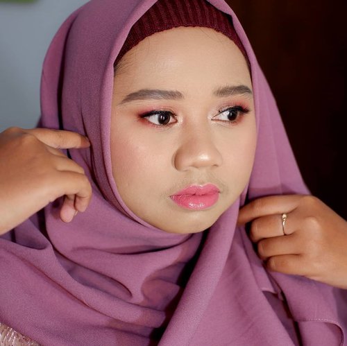 Minta klien buat pose itu susah2 gampang. Ini @lintang_setyo_kurniawati nggak pose. Mbenerin jilbab langsung jepret 🤣---Makeup and hijab do by Dek Mon. Portfolio lainnya bisa dilihat di @bymonicaagustami 💋---#muajogja #makeupartistjogja #makeupwisudajogja #clozetteid #makeupjogja #wisudajogja #periasjogja #beauty